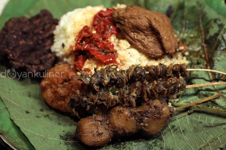 Nasi Jamblang Pitri di Cirebon yang berjualan dengan tenda dan jam bukanya malam sekitar pukul 19.00.