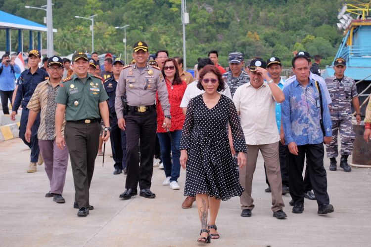 Menteri Kelautan dan Perikanan Susi Pudjiastuti saat meninjau fasilitas SKPT Selat Lampa, di Natuna, Kepulauan Riau, Senin (29/1/2018)