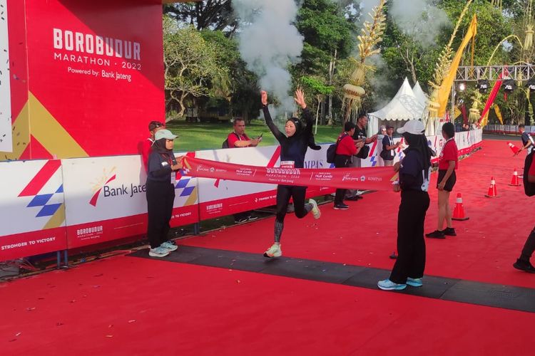 Pelari putri Ai Kusniati berhasil finis pertama kategori female runner lomba lari Tilik Candi Borobudur Marathon 2022 yang digelar pada Minggu (13/11/2022) pagi WIB di Taman Lumbini, Candi Borobudur, Magelang, Jawa Tengah.