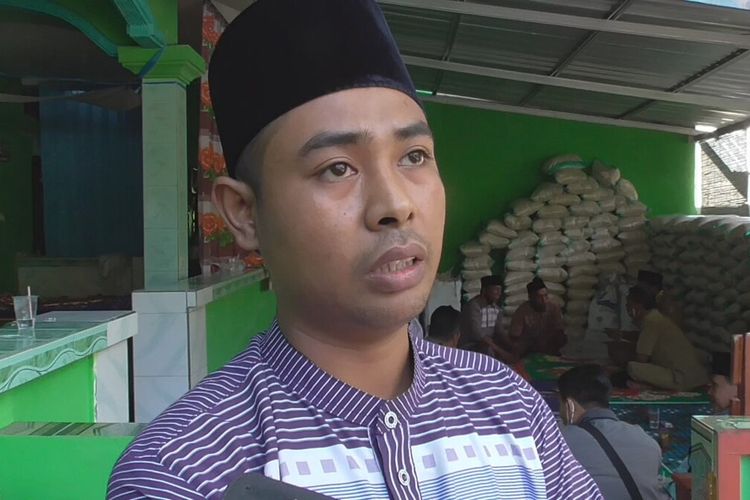 Mahnun (30), warga Desa Mekar Sari, Kecamatan Gunung Sari, Lombok Barat, atau putra pertama dari MS (50) pasien meninggal yang berstatus positif covid-19, dan jenazahnya dibawa paksa okeh ratusan warga dari RSUD Kota Mataram.