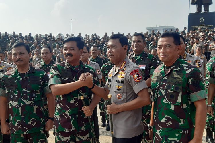 Panglima TNI Marsekal Hadi Tjahjanto dan Kapolri Jenderal (Pol) Idham Azis melakukan salam komando usai menggelar Rapim TNI-Polri Tahun 2020 di Mabes TNI, Cilangkap, Jakarta, Selasa (28/1/2020).