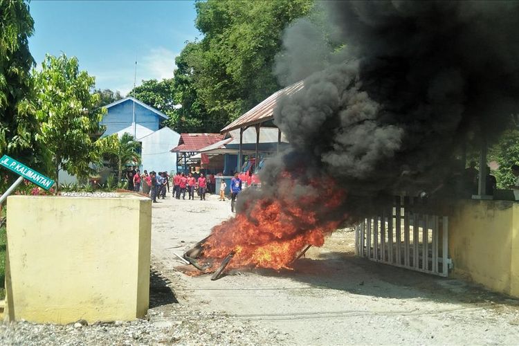 Suasana aksi demo petugas Damkar Poso Dihalaman Kantor  Pada Selasa(30/7/2019)