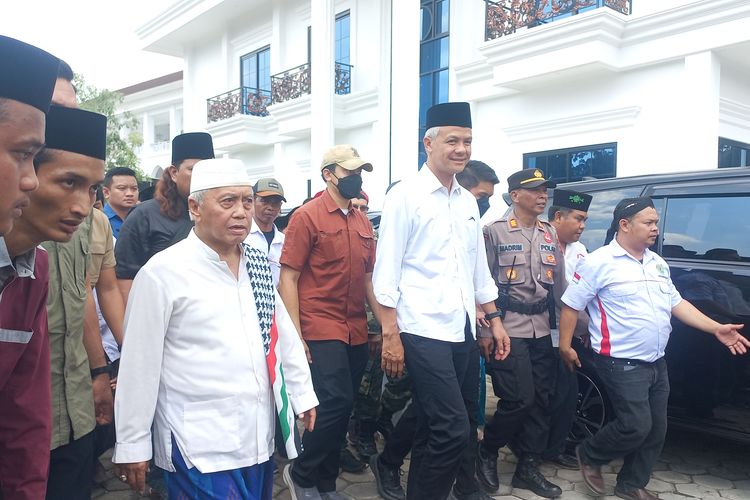 Ganjar Pranowo saat kunjungan di  Pondok pesantren An-Nawawi Berjan di Purworejo Minggu (31/12/2023)