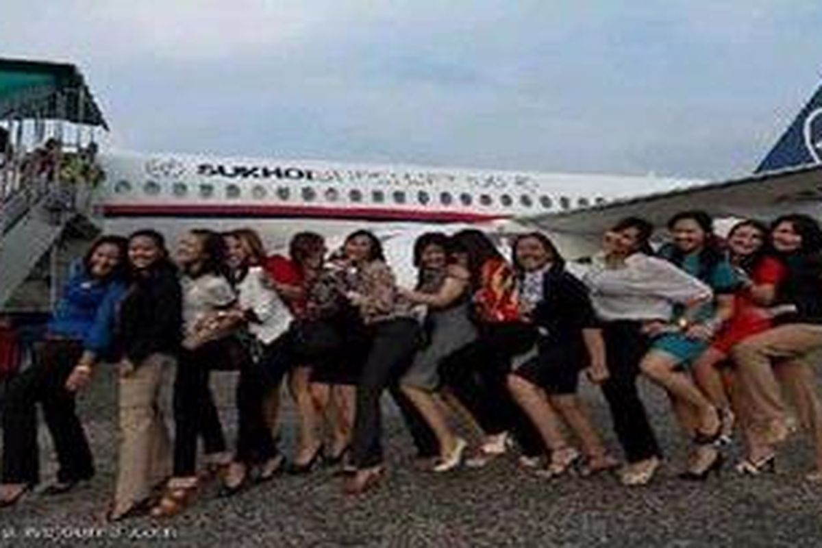 Pramugari Sky Air berfoto di depan pesawat Sukhoi Superjet 100.