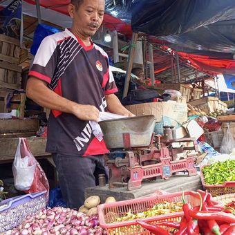 Seorang penjual sayur dan konsumen sedang bertransaksi membeli sejumlah bahan pangan di Pasar Anyar, Kota Bogor, Jawa Barat, Jumat (10/11/2023).