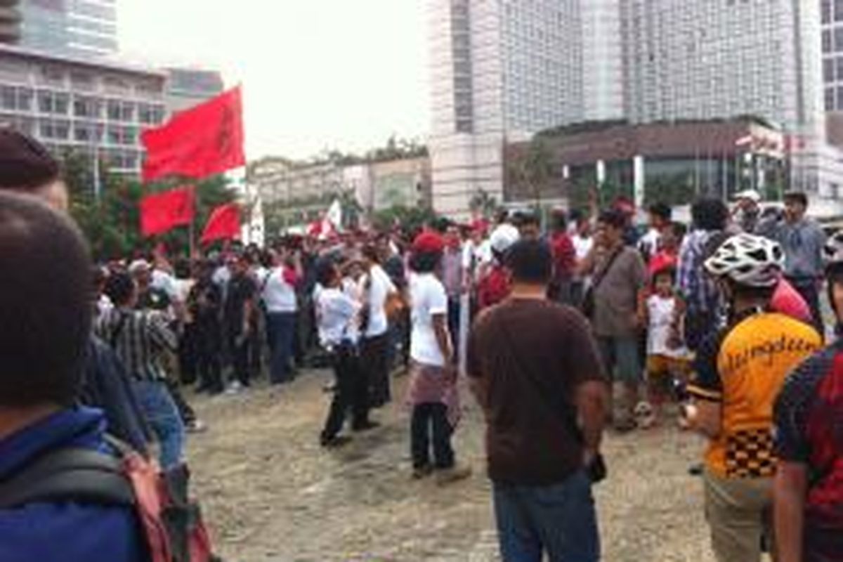 Para pendukung calon presiden dan wakil presiden Joko Widodo-Jusuf Kalla berkumpul di bundaran Hotel Indonesia setelah mengetahui hasil hitung cepat pemungutan suara Pemilu Presiden 2014, Rabu (9/7/2014).