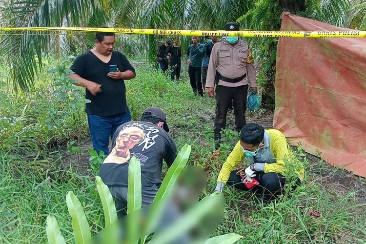 Petugas kepolisian saat melakukan olah TKP pada kasus suami bunuh mantan istri di Kabupaten Rokan Hilir, Riau, Rabu (16/8/2023).