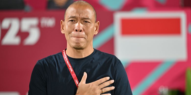 Pelatih Timnas Indonesia, Nova Arianto, meluapkan emosinya saat menyanyikan lagu Indonesia Raya sebelum bertanding melawan Timnas U17 Brasil pada laga Grup H Piala Dunia U17 di Lapangan 7 Aspire Zone, Doha, Qatar, Jumat (7/11/2025). ANTARA FOTO/Bayu Pratama S/fzn/foc.