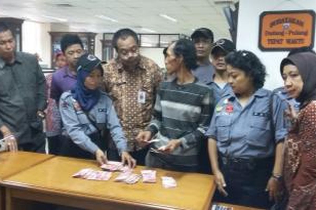 Pria yang mengaku bernama Ahmad Mutali (tengah) terjaring operasi Sudin Sosial Jakarta Selatan, Sabtu (31/10/2015). Ia membawa uang Rp 43,9 Juta. 