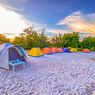 5 Peralatan yang Harus Dibawa Saat Camping di Pantai