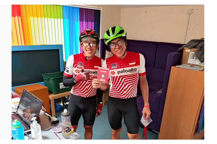 Toto dan Aseng saat berada di check point terakhir ajang bersepeda ultra London-Edinburgh-London 2022. Keduanya akhirnya finish dengan catatan waktu 105 jam atau 20 jam lebih awal dari cut of time, dengan jarak total 1.594 kilometer.