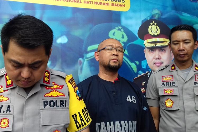 Motivator, Agus Setiyawan pelaku pemukulan terhadap 10 siswa SMK Muhammadiyah 2 Kota Malang saat dirilis di Mapolres Malang Kota, Sabtu (19/10/2019)