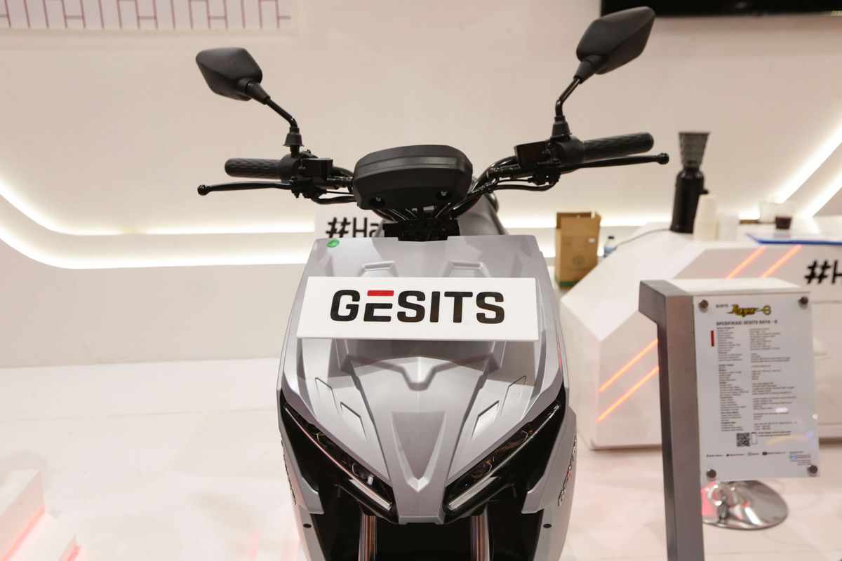 Motor listrik Gesits Raya-G dipamerkan di ajang Indonesia International Motor Show (IIMS) 2023 di JIExpo, Kemayoran, Jakarta Pusat, Minggu (19/2/2023). Gesits Raya-G mengusung setang kemudi terbuka dengan panel instrumen terpisah.