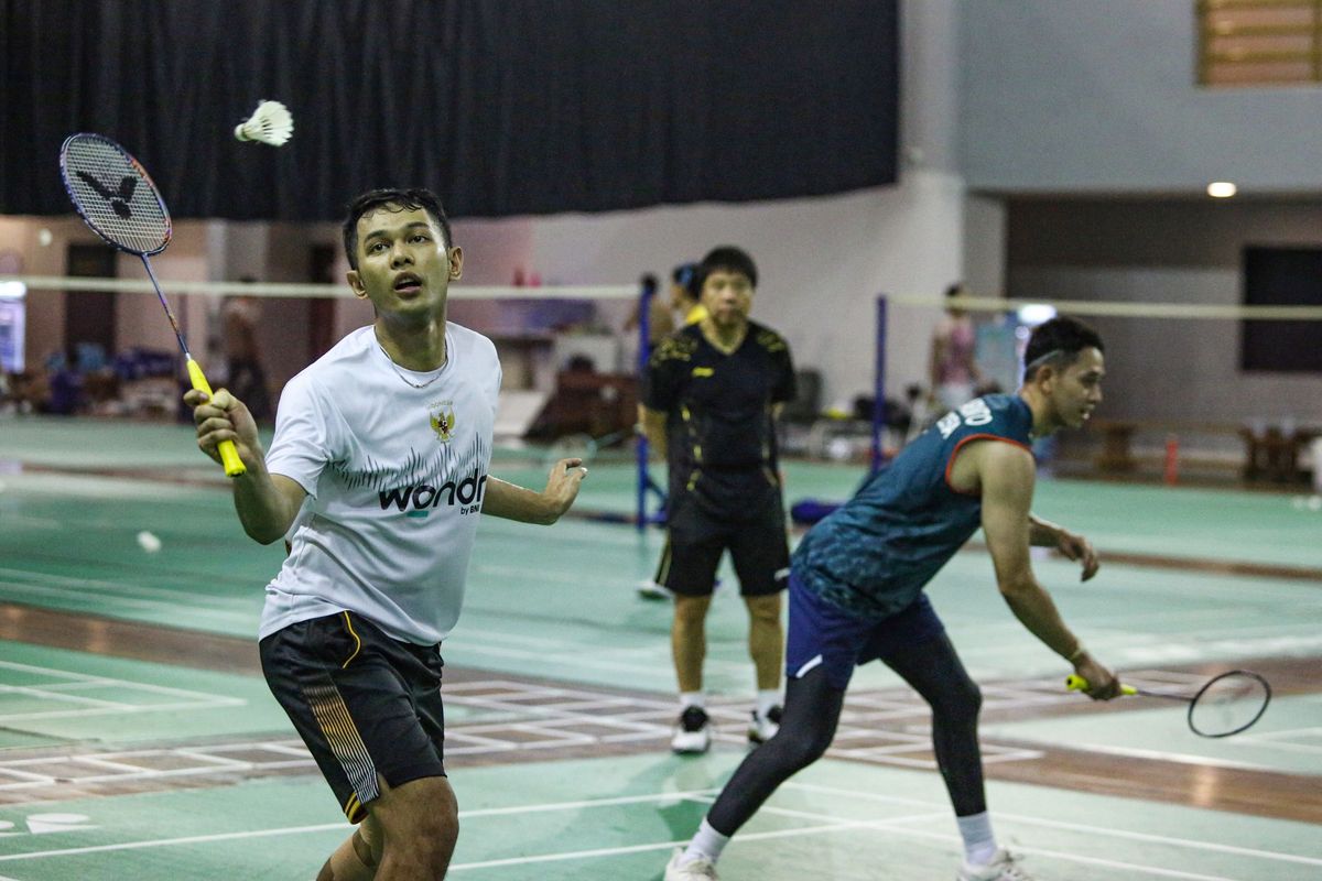 Pebulu tangkis ganda putra Fajar Alfian (kiri) dan Muhammad Rian Ardianto (kanan) berlatih saat mengikuti Pemusatan Latihan Nasional (Pelatnas) Bulu Tangkis di PBSI Cipayung, Jakarta, Rabu (16/4/2025). PBSI akan menurunkan kombinasi pemain senior dan junior untuk menghadapi Piala Sudirman 2025 di China pada 25 April?4 Mei 2025. ANTARA FOTO/Asprilla Dwi Adha/rwa.