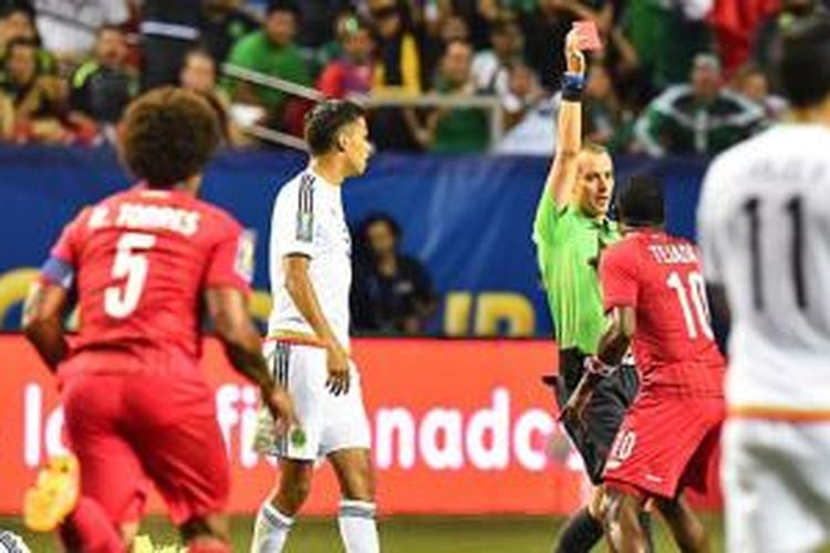 Wasit Mark Geiger memberikan kartu merah kepada Luis Tejeda saat Panama menghadapi Meksiko, Rabu (22/7/2015). 