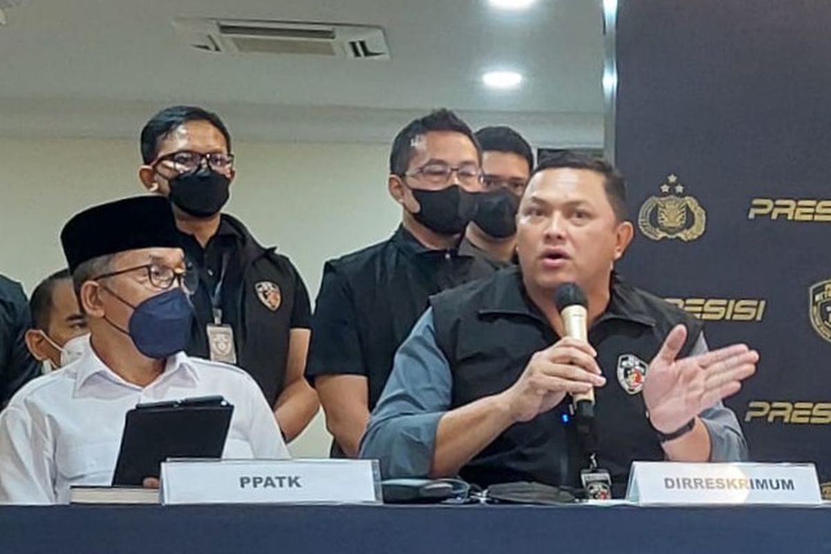 (Kiri ke kanan) Direktur Analisis PPATK, Maryanto bersama Direktur Reserse Kriminal Umum Polda Metro Jaya Kombes Hengki Haryadi saat konferensi pers terkait Ormas Khilafatul Muslimin di Mapolda Metro Jaya, Kamis (16/6/2022).