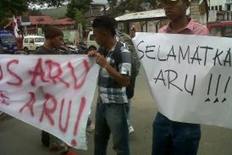 Sejumlah mahasiswa Kabupaten Aru yang berada di Ambon, Rabu (3/9/2013) berunjuk rasa di Kantor Gubernur Maluku meminta pemerintah segera menetapkan Karateker Bupati Aru untuk menutupi kekosongan pemerintahan di kabupaten tersebut. 