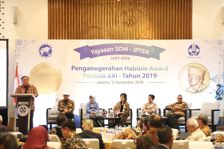 Menristek/Kepala BRIN Bambang Brodjonegoro pada acara penyerahan Habibie Award 2019 di Jakarta (12/11/2019).