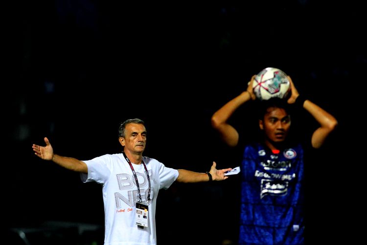 Pelatih Borneo FC Milomir Seslija saat pertandingan leg pertama Final Piala Presiden 2022 melawan Arema FC yang berakhir dengan skor 1-0 di Stadion Kanjuruhan Kepanjen, Kabupaten Malang, Kamis (14/7/2022) malam.