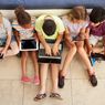 Anak Mengeluh Nyeri Punggung? Lakukan 5 Cara Ini Saat Anak Main Gadget