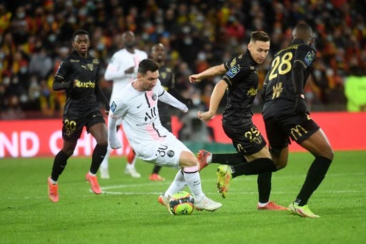 Aksi megabintang PSG, Lionel Messi (tengah-mengontrol bola) pada laga pekan ke-17 Ligue 1 Perancis melawan Lens di Stade Bollaert-Delelis pada Minggu (5/12/2021) dini hari WIB.