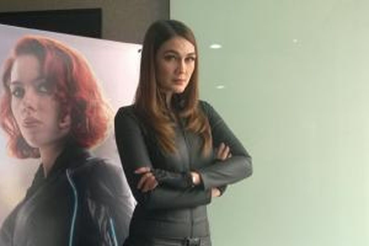 Luna Maya mengenakan kostum Black Widow, salah satu karakter dalam film Avengers: Age of Ultron. Luna diabadikan usai jumpa pers di kawasan Sudirman, Jakarta Selatan, Rabu (15/4/2015), mengenai penunjukan dirinya menjadi brand ambassador karakter Black Widow di Indonesia.