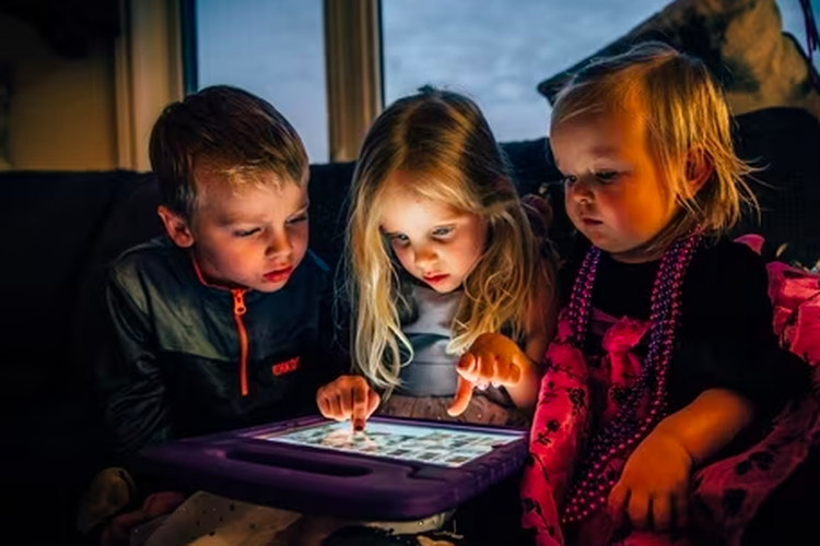 Ilustrasi screen time anak atau anak bermain ponsel