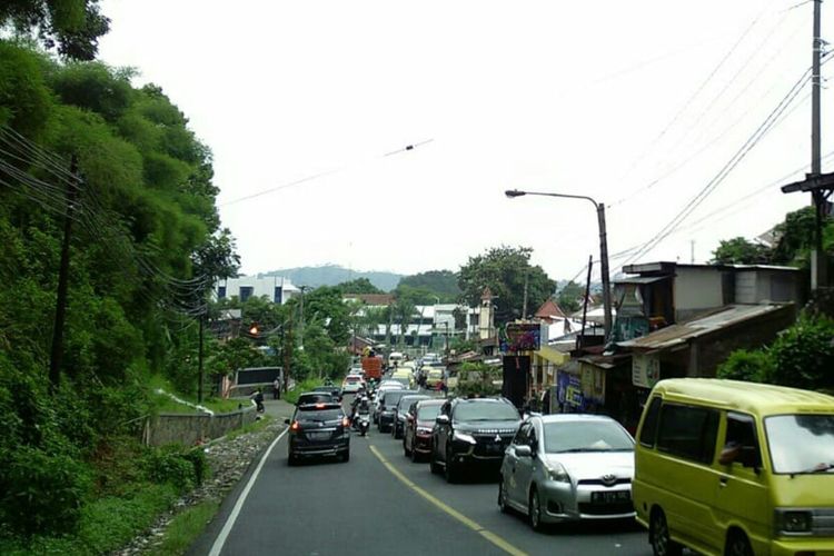 Kondisi jalur Puncak, Cianjur, Jawa Barat, yang mengalami kemacetan akibat peningkatan volume kendaraan pada momen libur Natal 2019 dan Tahun Baru 2020, Rabu (25/12/2019).