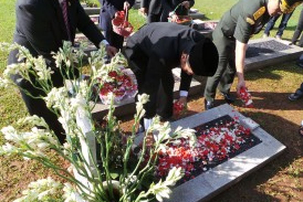 Gubernur DKI Jakarta Joko Widodo tengah mnaburkan bunga di makam salah satu pahlawan asal Betawi di Taman Makam Pahlawan Kalibata.