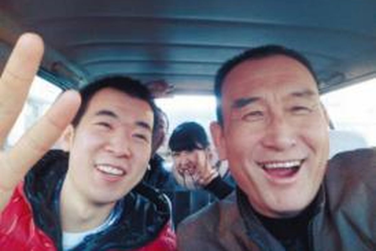 Teng Jiazhi (60), pengemudi taksi di kota Shenyang, China, selama empat tahun terakhir mengumpulkan 30.000 foto selfie bersama para penumpangnya.