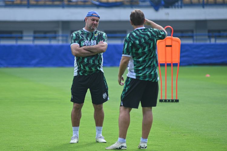 Pelatih Persib Bandung Bojan Hodak berkomunikasi dengan asistennya Igor Tolic dalam sebuah sesi latihan tim. 