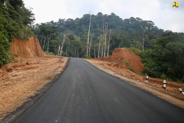 Pembangunan Jalan Perbatasan Kalimantan Barat (Kalbar) hingga tembus ke Kalimantan Timur (Kaltim) sepanjang 608 kilometer.