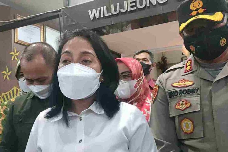 Menteri Pemberdayaan Perempuan dan Perlindungan Anak (PPPA) I Gusti Ayu Bintang Darmawati saat wawancara dengan sejumlah wartawan di Mapolres Sumedang, Jumat (7/1/2022).