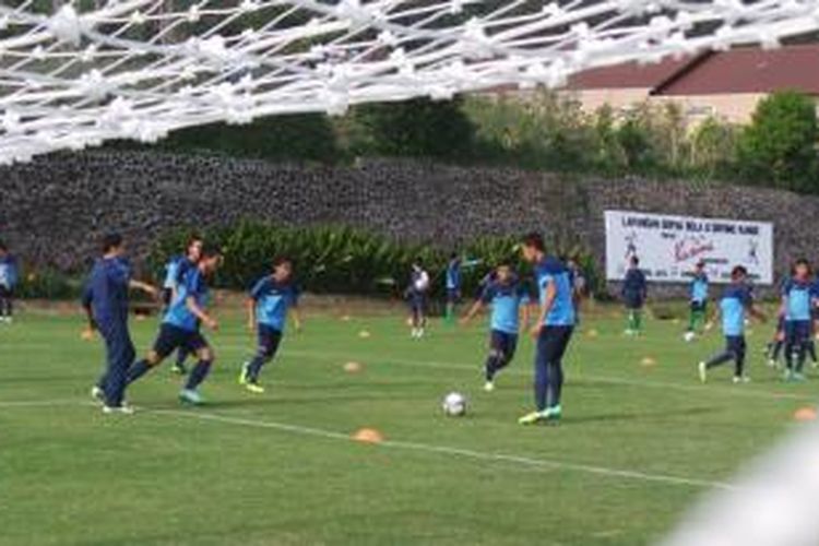 Pemain tim nasional U-19 melakoni latihan perdana dalam pemusatan latihan yang digelar di lapangan Kusuma Agrowisata, Batu, Jawa Timur, Sabtu (9/11/2013) pagi. Pelatnas ini merupakan persiapan tim Garuda Jaya jelang tampil di Piala Asia U-19 Myanmar 2014. 