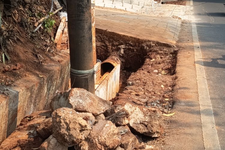 Penampakan Saluran Air di Cilandak yang Ditutup Tanpa Izin untuk Akses Kafe