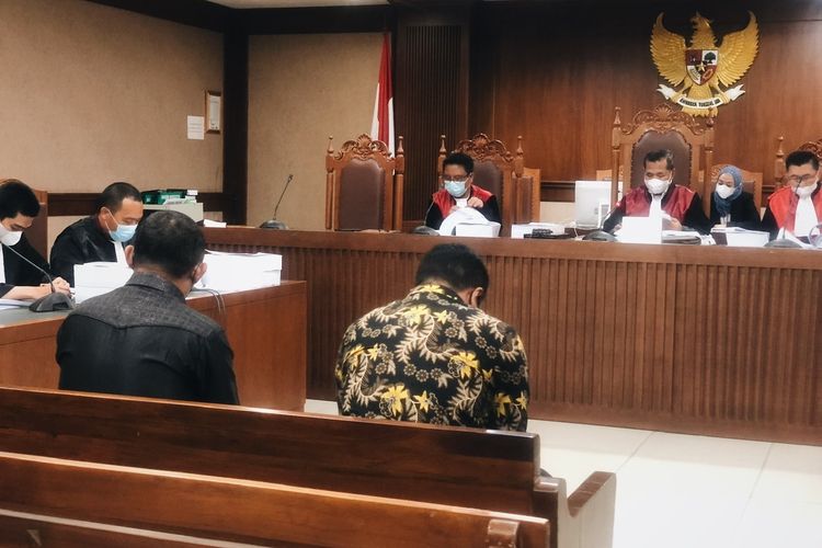 Terdakwa dugaan suap pengurusan perkara di Komisi Pemberantasan Korupsi (KPK), eks penyidik KPK Stepanus Robin Pattuju dan Maskur Husain dalam sidang tuntutan di Pengadilan Tindak Pidana Korupsi (Tipikor) Jakarta, Senin (6/12/2021). 