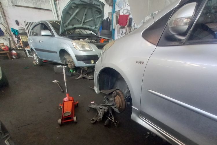 Ilustrasi perbaikan kaki-kaki mobil.