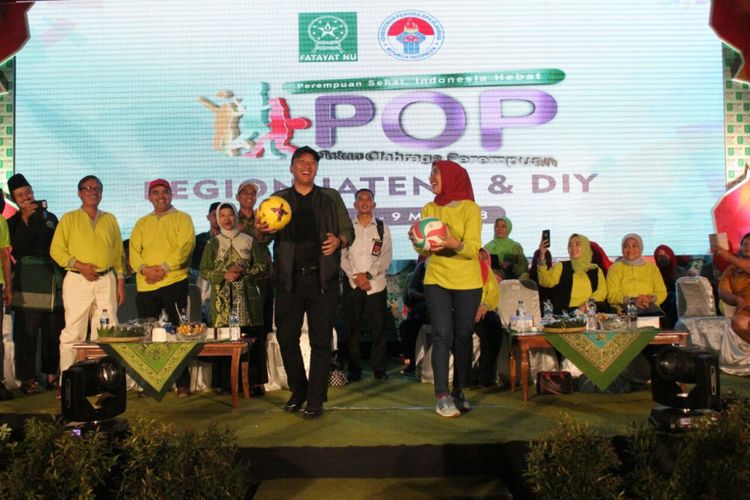Menteri Pemuda dan Olahraga, Imam Nahrawi, bersama Ketua Umum PP Fatayat NU Anggia Ermarini melakukan servis bola voli ke arah penonton di GOR Sahabat, Semarang, Sabtu (5/5/2018) sore, menandai dibukanya ajang Pekan Olahraga Perempuan (POP). 
