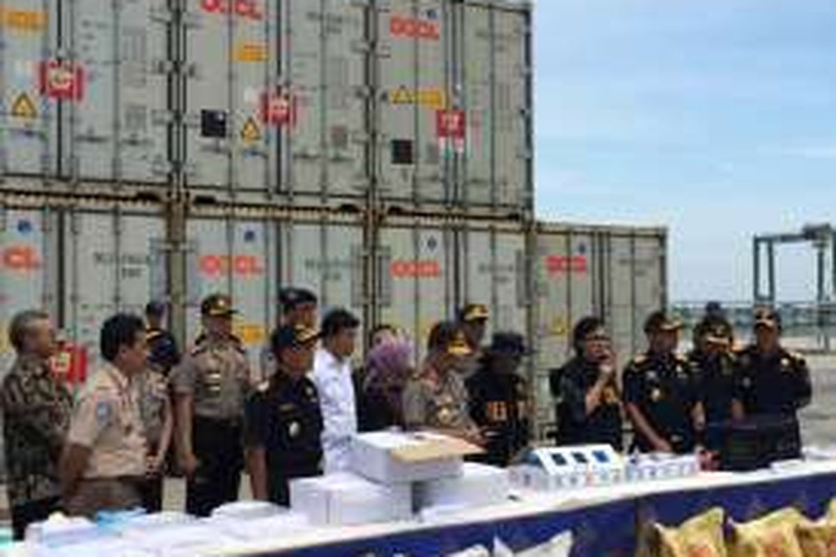 Menteri Keuangan Sri Mulyani dan Menteri Kelautan dan Perikanan Susi Pudjiastuti menggelar konferensi pers di New Priok Container Terminal One (NPCT1), Jakarta, Selasa (13/9/2016).