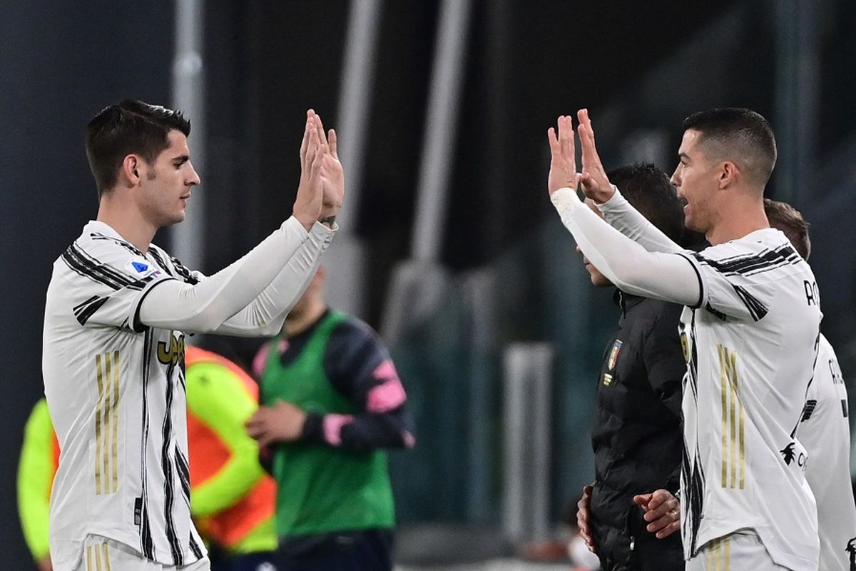 Penyerang Juventus Alvaro Morata (kiri) berjabat tangan dengan Cristiano Ronaldo saat meninggalkan lapangan dalam pertandingan Serie A Liga Italia antara Juventus vs Lazio di Stadion Juventus di Turin, Italia, pada 6 Maret 2021.