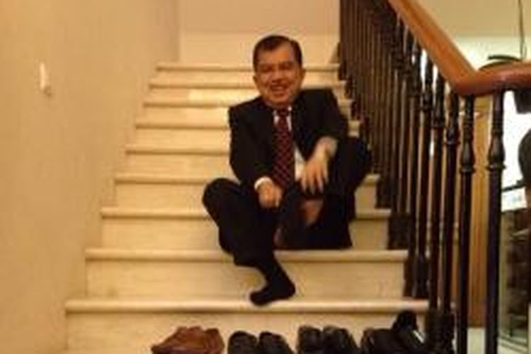 Jusuf Kalla sedang memakai sepatu sat bersiap menghadiri pelantikan presiden dan wakil presiden 2014-2019 di Kompleks Gedung Parlemen, Jakarta, Senin (20/10/2014). 