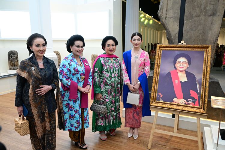 Ketua Komisi IV Dewan Perwakilan Rakyat Republik Indonesia (DPR RI) Titiek Soeharto saat menghadiri acara Kebaya Bercerita di Taman Arca, Museum Nasional Indonesia, Jakarta Pusat, Rabu (13/8/2025).