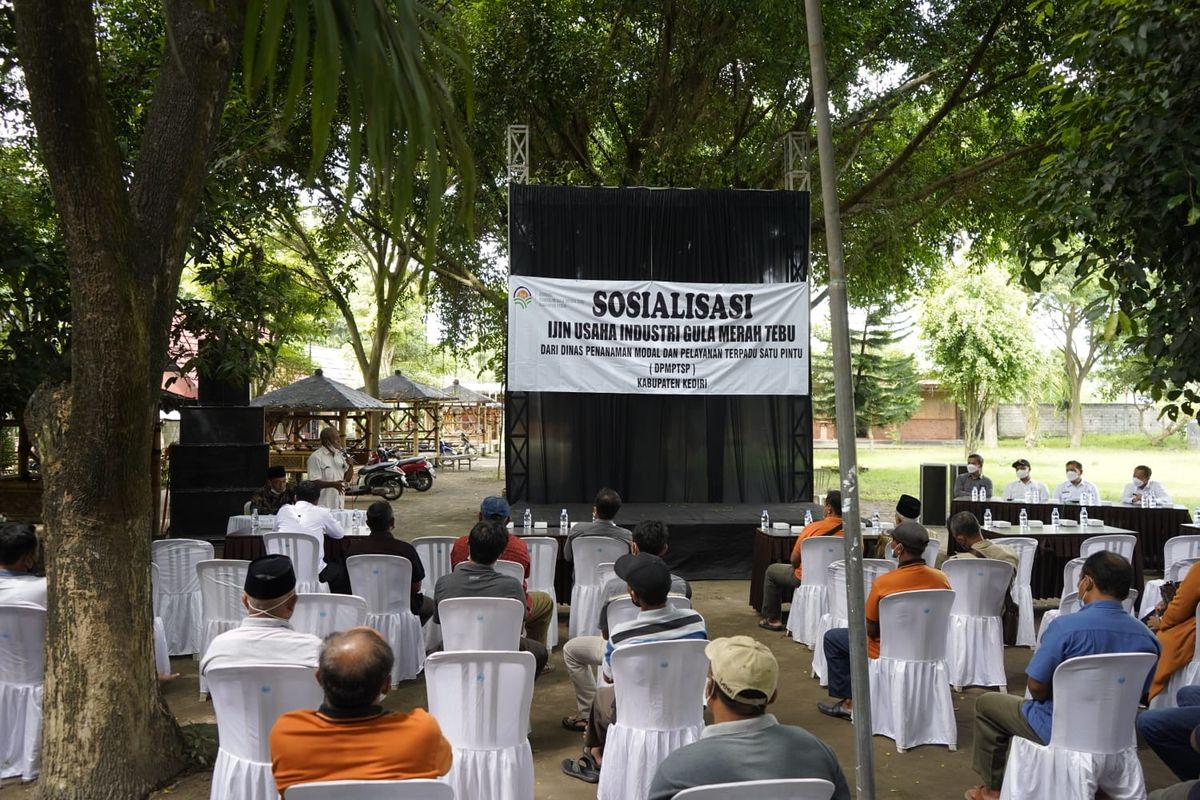 Para perajin gula merah tebu di Kabupaten Kediri.