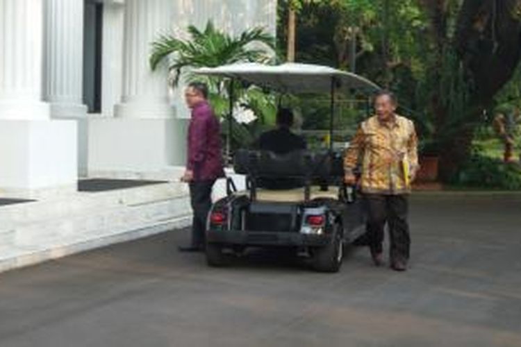 Mantan Gubernur Bank Indonesia Darmin Nasution bersama CEO Indosat Alexander Rusli di istana kepresidenan, Jumat (3/7/2015).