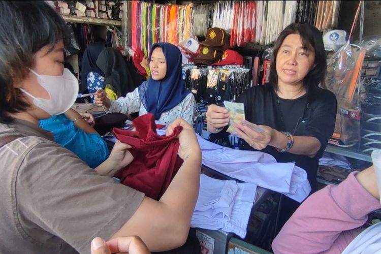 Sarah Erly (50) melayani para pembeli di toko nya Jodoh Sejati di Jalan Lawang Gada, Kecamatan Pekalipan, Kota Cirebon, Jawa Barat, Jumat (15/7/2022).