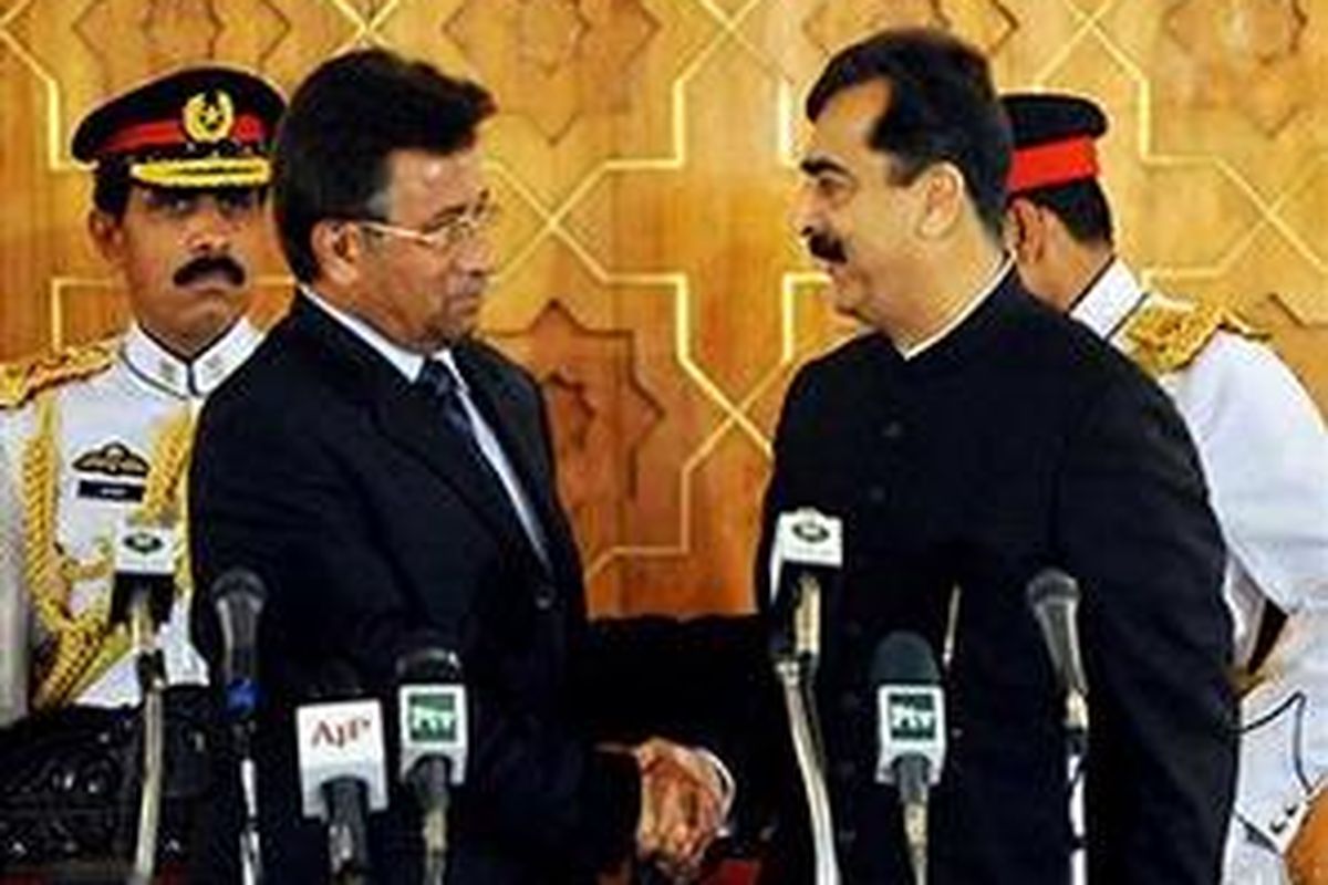 Presiden Pakistan Pervez Musharraf (kiri) berjabat tangan dengan Yousuf Raza Gilani (kanan) yang baru saja dilantik sebagai perdana menteri Pakistan di Istana Kepresidenan Islamabad pada 25 Maret 2008.