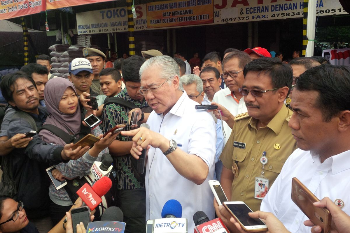 Menteri Perdagangan (Mendag) Enggartiasto Lukita, Gubernur DKI Jakarta Djarot Saiful Hidayat, Menteri Pertanian Amran Sulaiman di saat ditemui di Pasar Induk Beras Cipinang, Jakarta, Selasa (10/10/2017). 