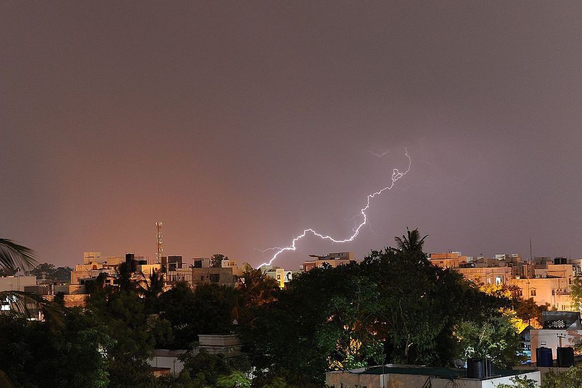 Ilustrasi kilat atau petir yang terjadi di kota Hyderabad, India. Gambar diambil pada 2016.
