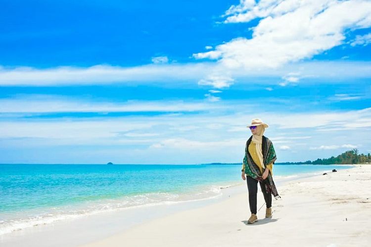 Ketua TP PKK Melati Erzaldi, saat menikmati pemandangan Pantai Tuing Indah, Rabu (21/10/2020).