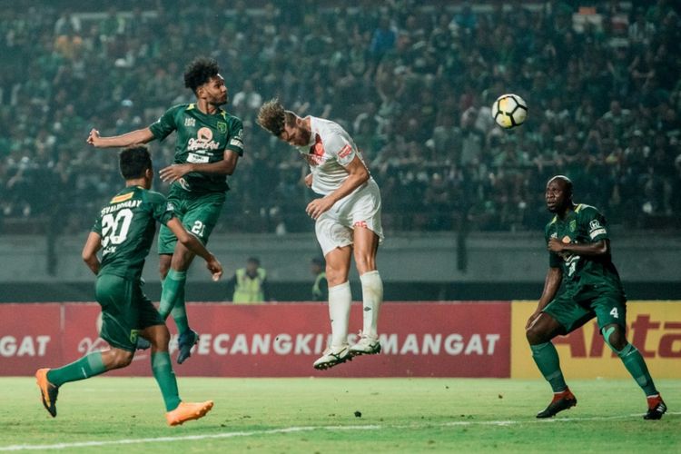 Sundulan Fandry Imbiri yang berbuah gol mengantarkan Persebaya menang 3-0 melawan PSM Makassar di Stadion Gelora Bung Tomo, Surabaya, Sabtu (10/11/2018).